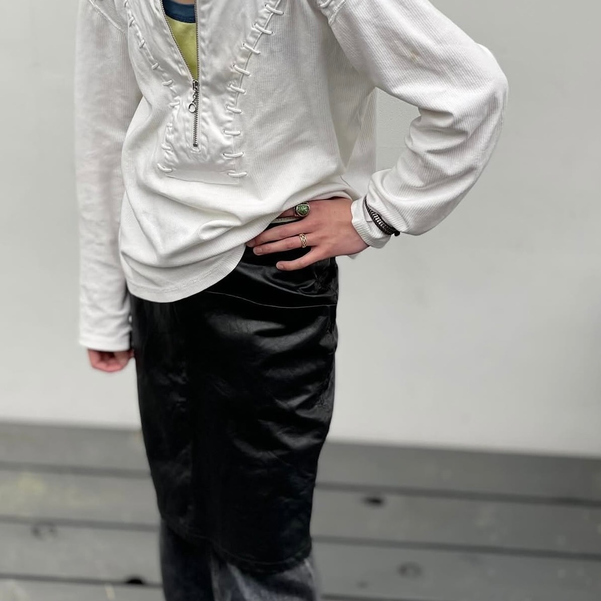 “LEATHER BACK ZIP SKIRT“