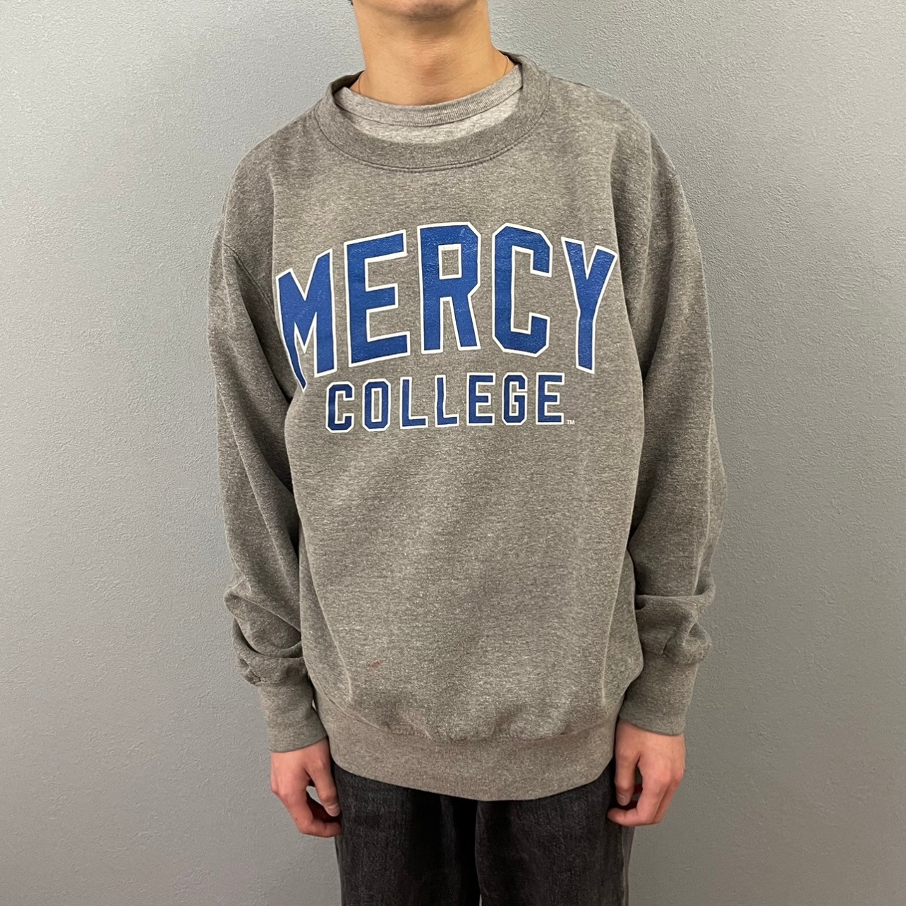 “COLLEGE PRINT SWEAT“