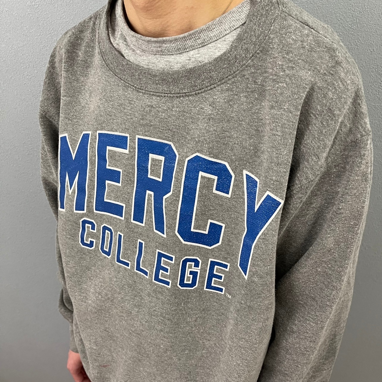 “COLLEGE PRINT SWEAT“