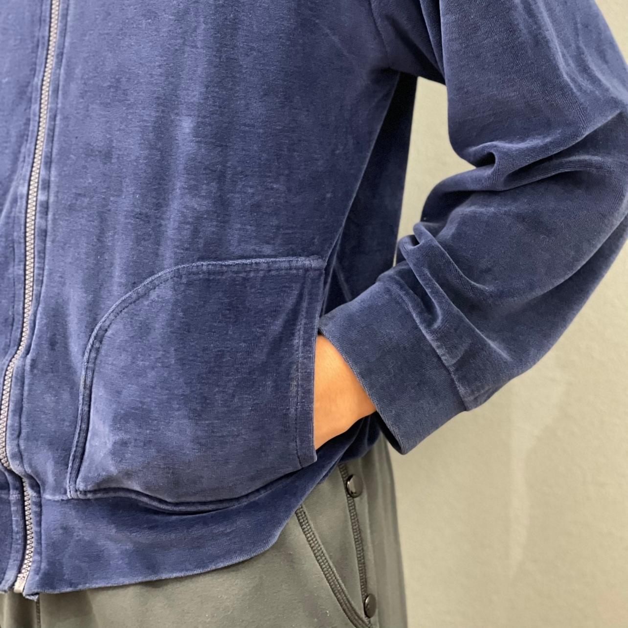 “VELOUR ZIP UP JACKET“