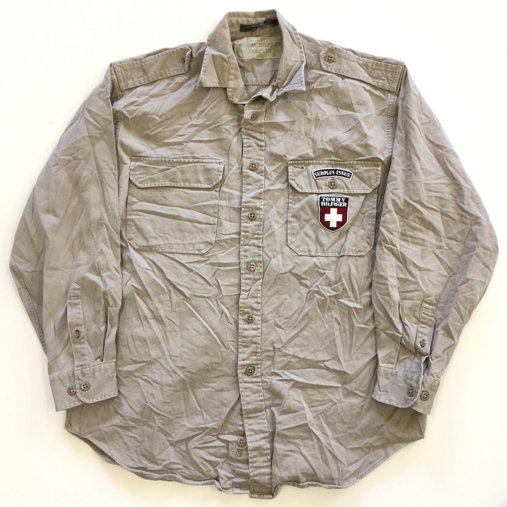 TOMMY HILFIGER SURPLUS �ȥߡ��ҥ�ե����� �����ץ饹 Ĺµ����� ����̵�� ��� M-L/�١������ �ߥ꥿�꡼����� �����ߡ� ��åڥ� ����ꥫ͢�� USA ���ᥫ�� �֥��� ���岷 ����