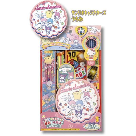10667 サンリオキャラクターズ花火（うちわ付き） 26SS-P066 夜空をバックにサンリオの仲間が大集合 遊び終わったあとも大好きなキャラが夏の相棒