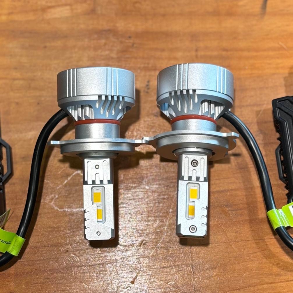 【爆光】ハロゲン色LEDヘッドライトバルブ【Ｈ４】