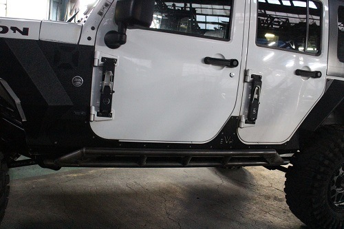 Jeep JKラングラー ﾜﾝｵﾌﾁｭｰﾌﾞﾌｪﾝﾀﾞｰ／ﾛｯｸｽﾗｲﾀﾞｰ取付