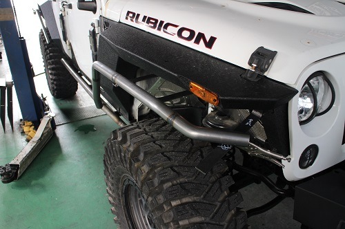 Jeep JKラングラー ﾜﾝｵﾌﾁｭｰﾌﾞﾌｪﾝﾀﾞｰ／ﾛｯｸｽﾗｲﾀﾞｰ取付 【型式