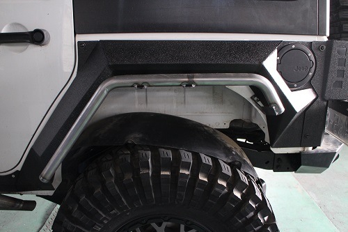 Jeep JKラングラー ﾜﾝｵﾌﾁｭｰﾌﾞﾌｪﾝﾀﾞｰ／ﾛｯｸｽﾗｲﾀﾞｰ取付