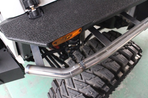 Jeep JKラングラー ﾜﾝｵﾌﾁｭｰﾌﾞﾌｪﾝﾀﾞｰ／ﾛｯｸｽﾗｲﾀﾞｰ取付