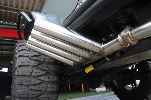 JKラングラー　ワンオフ　デュアル4本出しマフラー JKラングラーに4本出しのマフラー取り付け | 4×4クレイズ 4x4CRAZE