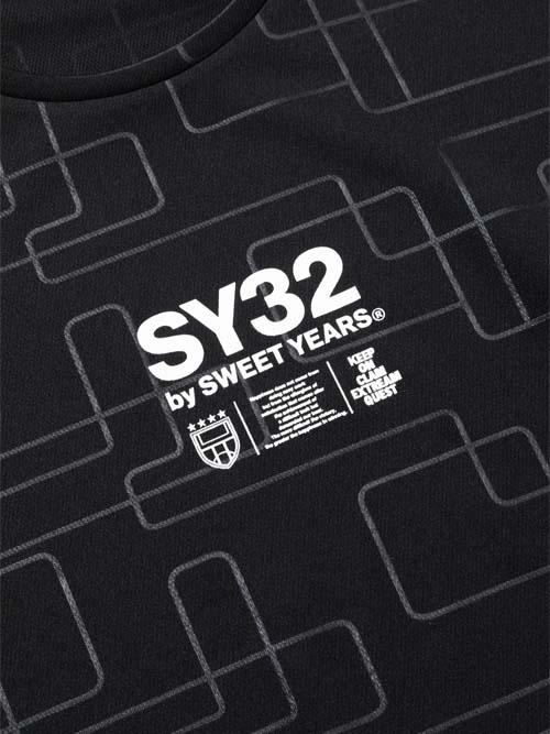 EMBOSS GEOMETRY MINI LOGO TEE