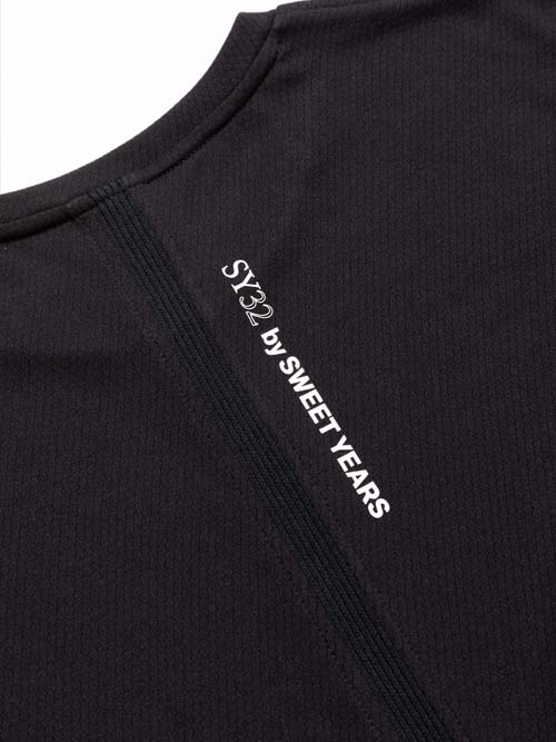 TECHNOLOGY MESH SERIF LOGO TEE