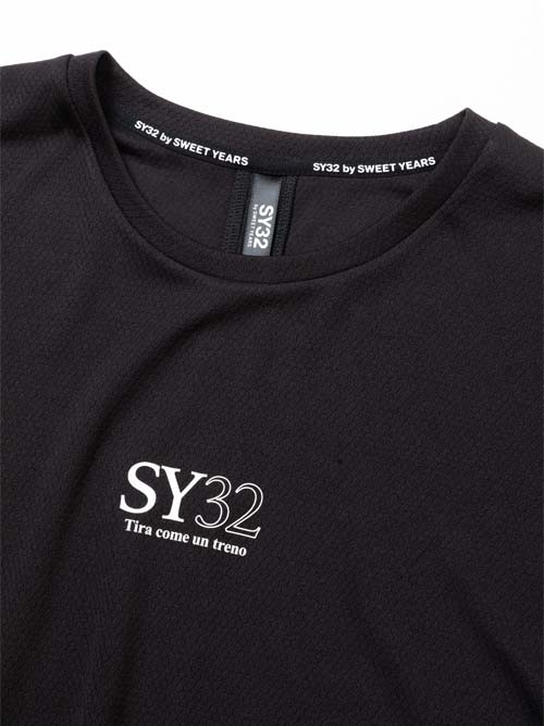 TECHNOLOGY MESH SERIF LOGO TEE