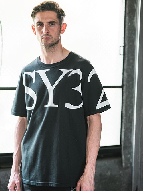 SANS SERIF BIG LOGO TEE