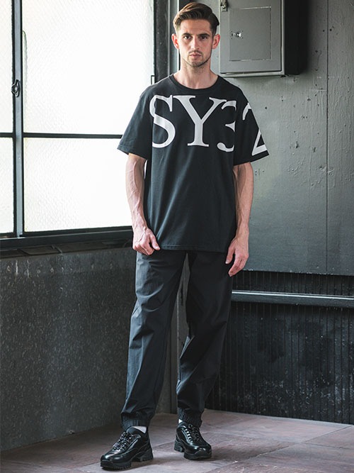 SANS SERIF BIG LOGO TEE