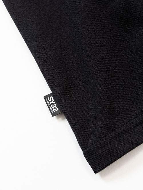 SANS SERIF LOGO TEE