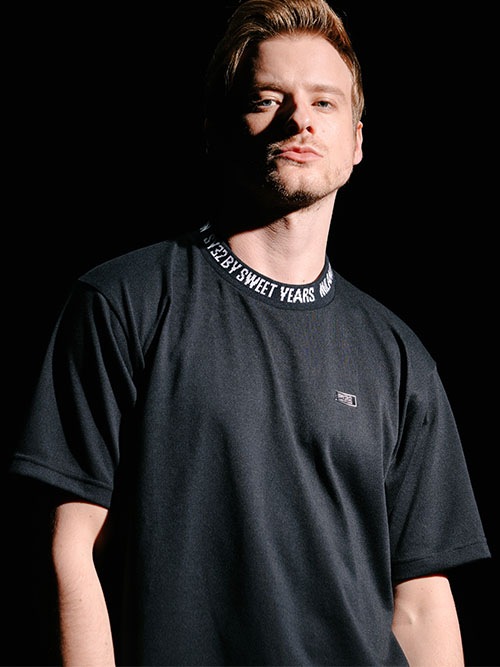 NECK DESIGN MINI METALLIC TAG TEE