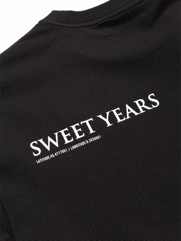 UNEVEN SEPARATE GRAPHIC L/S TEE