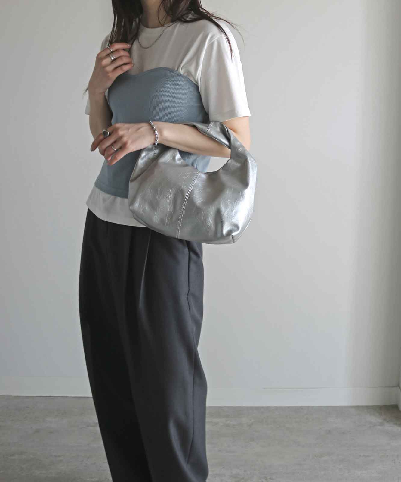 COS シルバー クッションハンドバッグ Cos Cove Clutch Bag In Silver-Colored - 70% Off | Editorialist