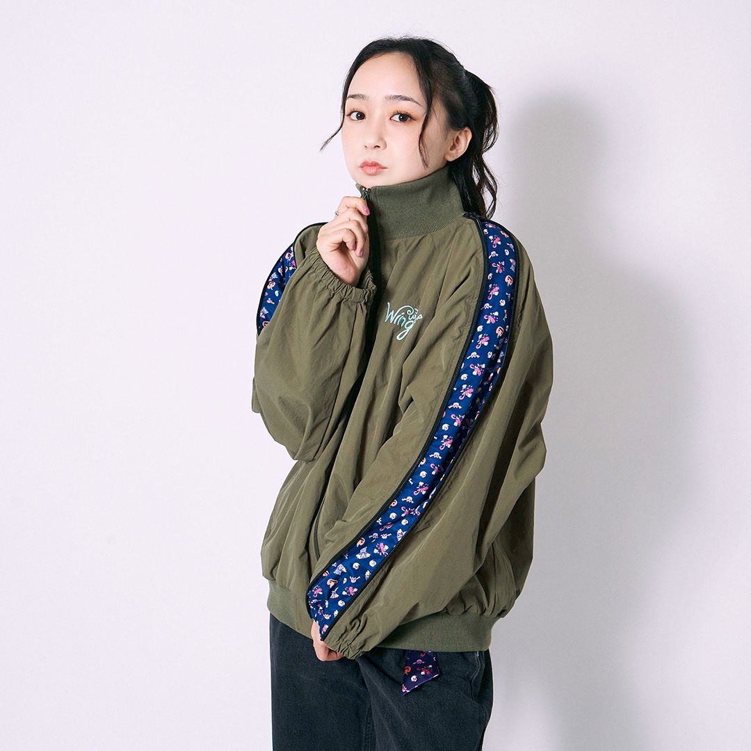 WINGLE TWINKLE ILLUST NYLON ZIP-UP JACKET【OLIVE GREEN】