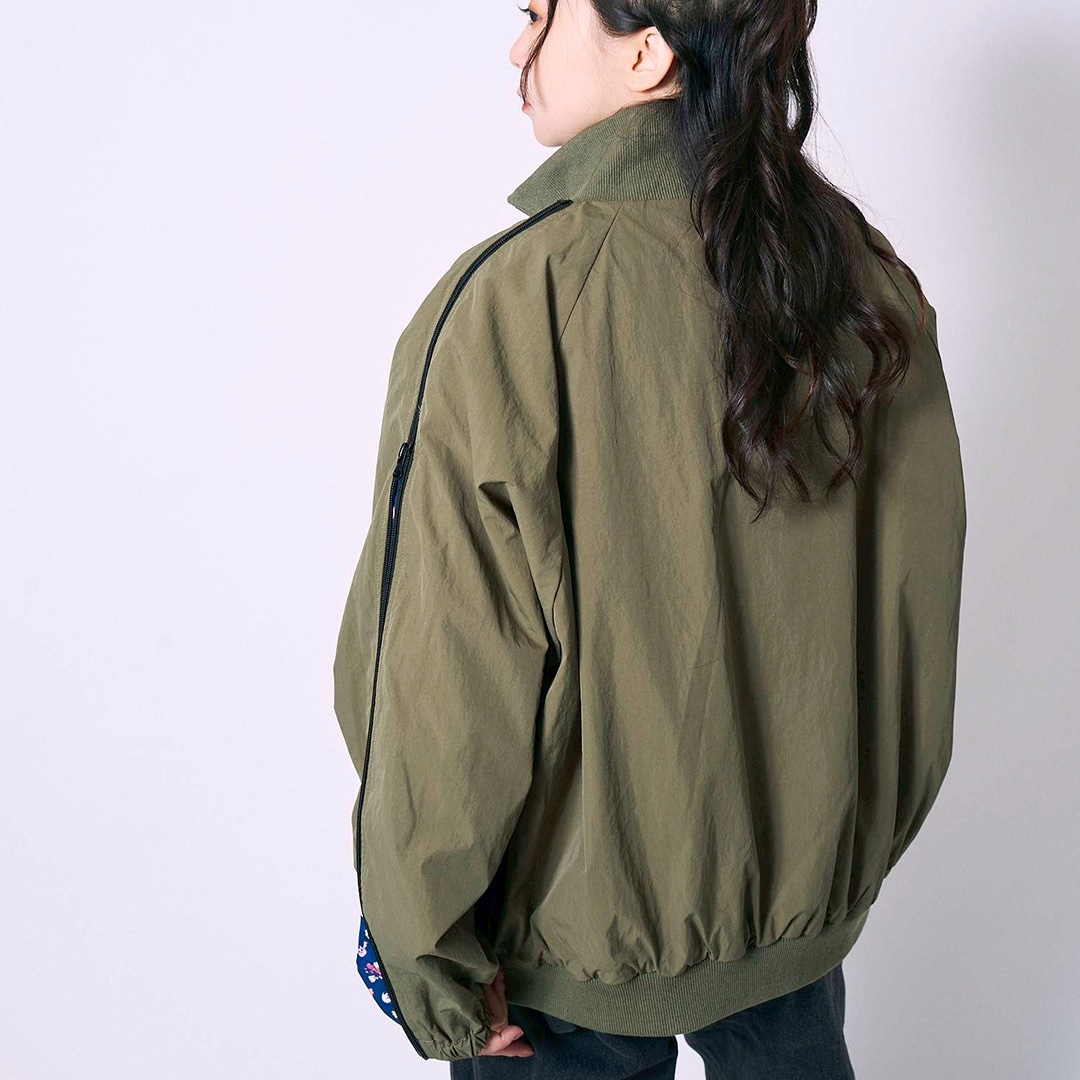 WINGLE TWINKLE ILLUST NYLON ZIP-UP JACKET【OLIVE GREEN】