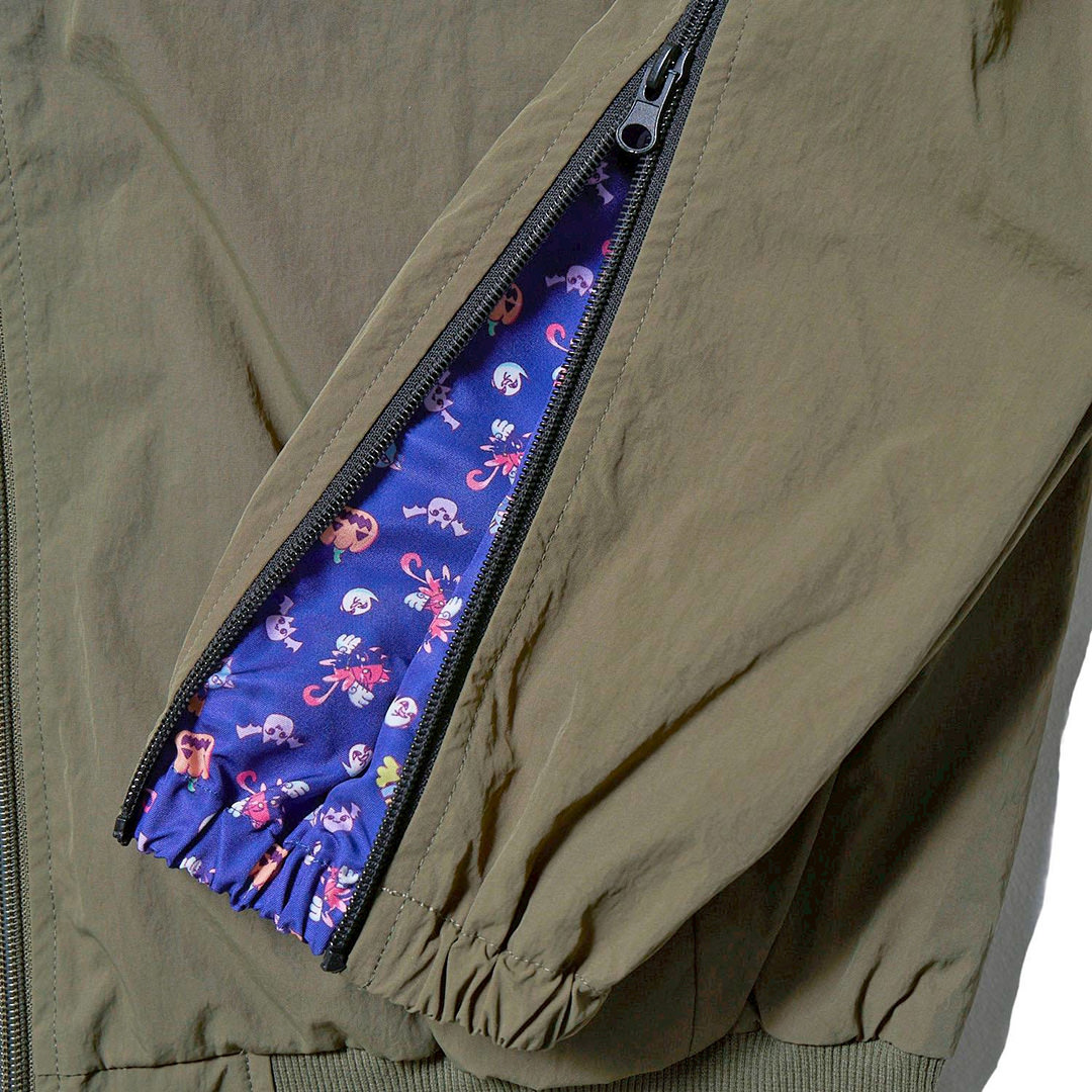 WINGLE TWINKLE ILLUST NYLON ZIP-UP JACKET【OLIVE GREEN】