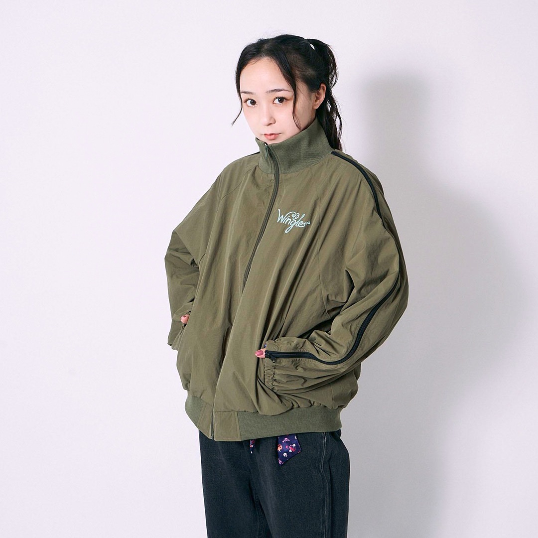 WINGLE TWINKLE ILLUST NYLON ZIP-UP JACKET【OLIVE GREEN】