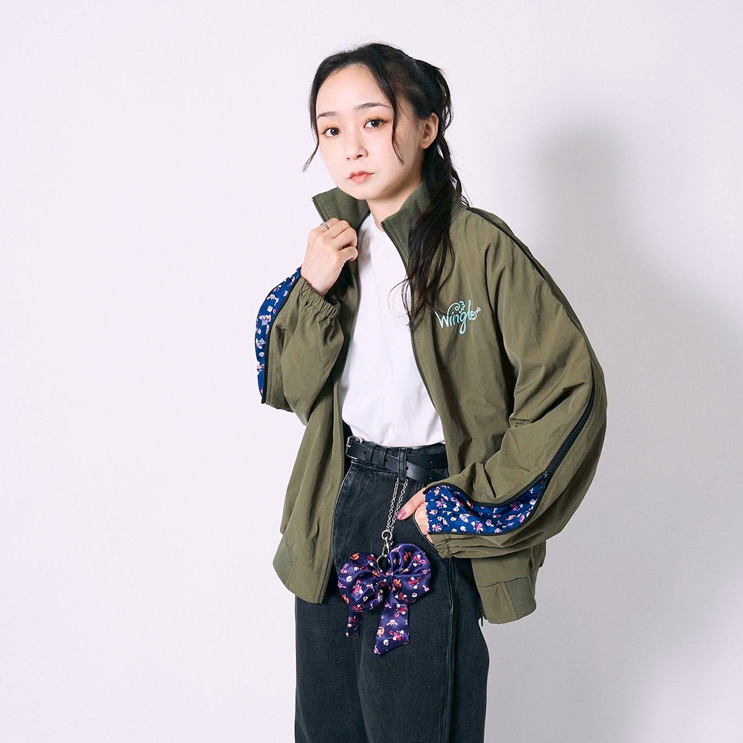 WINGLE TWINKLE ILLUST NYLON ZIP-UP JACKET【OLIVE GREEN】