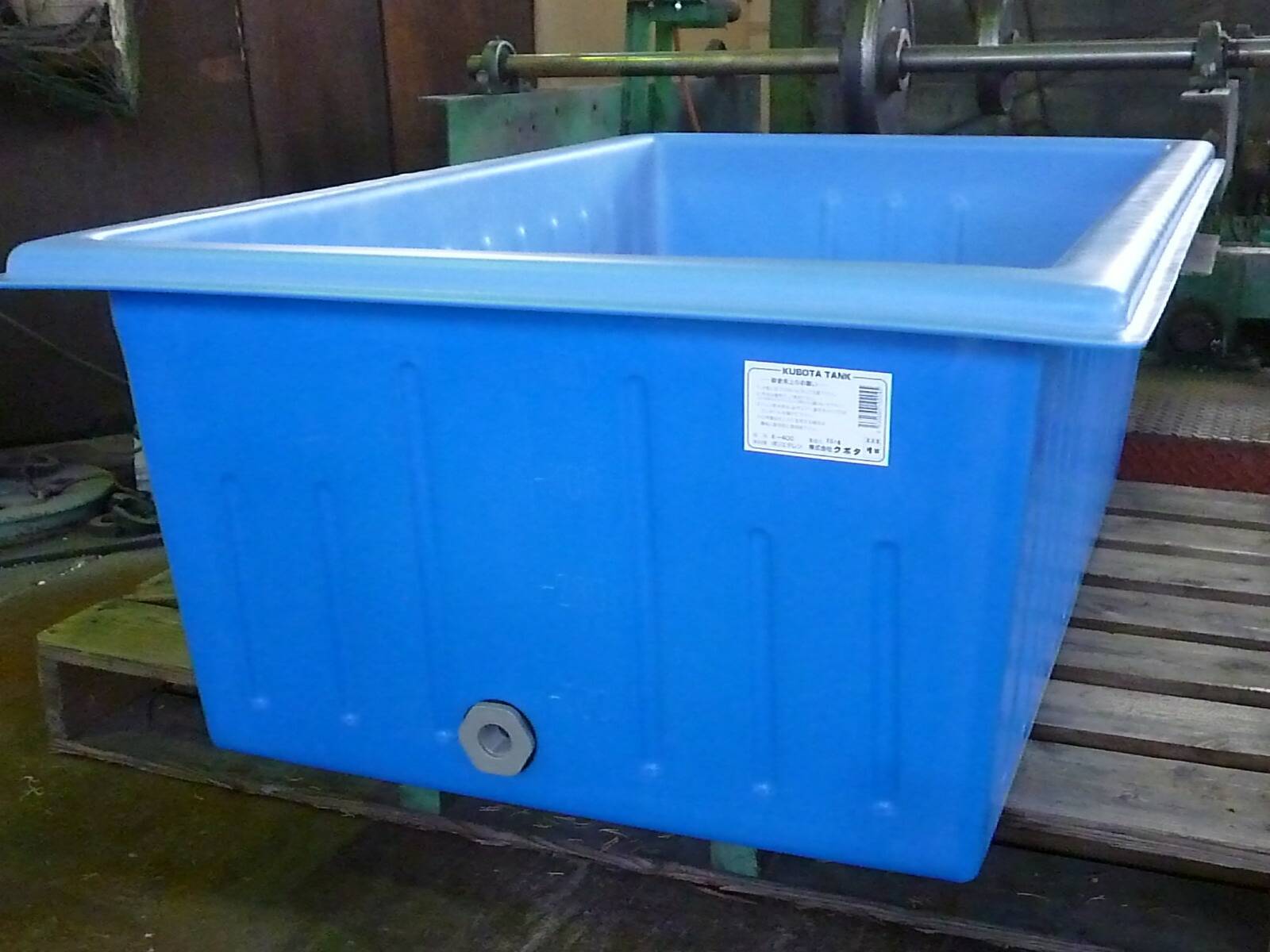 ｸﾎﾞﾀ K-400L 25Aﾄﾞﾚﾝ付 18Kg : 角型桶∴工業.水槽.ﾀﾝｸ.貯水槽.農業.ﾎﾟﾘ