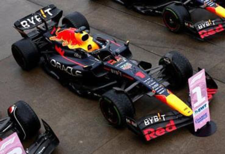 ★予約商品　 SPARK   S8551　 1/43   Oracle Red Bull Racing RB18 No.1 Oracle Red Bull Racing Winner Japanese GP 2022 2022 Formula One Drivers' Champion   Max Verstappen With No.1 and World Champion Board