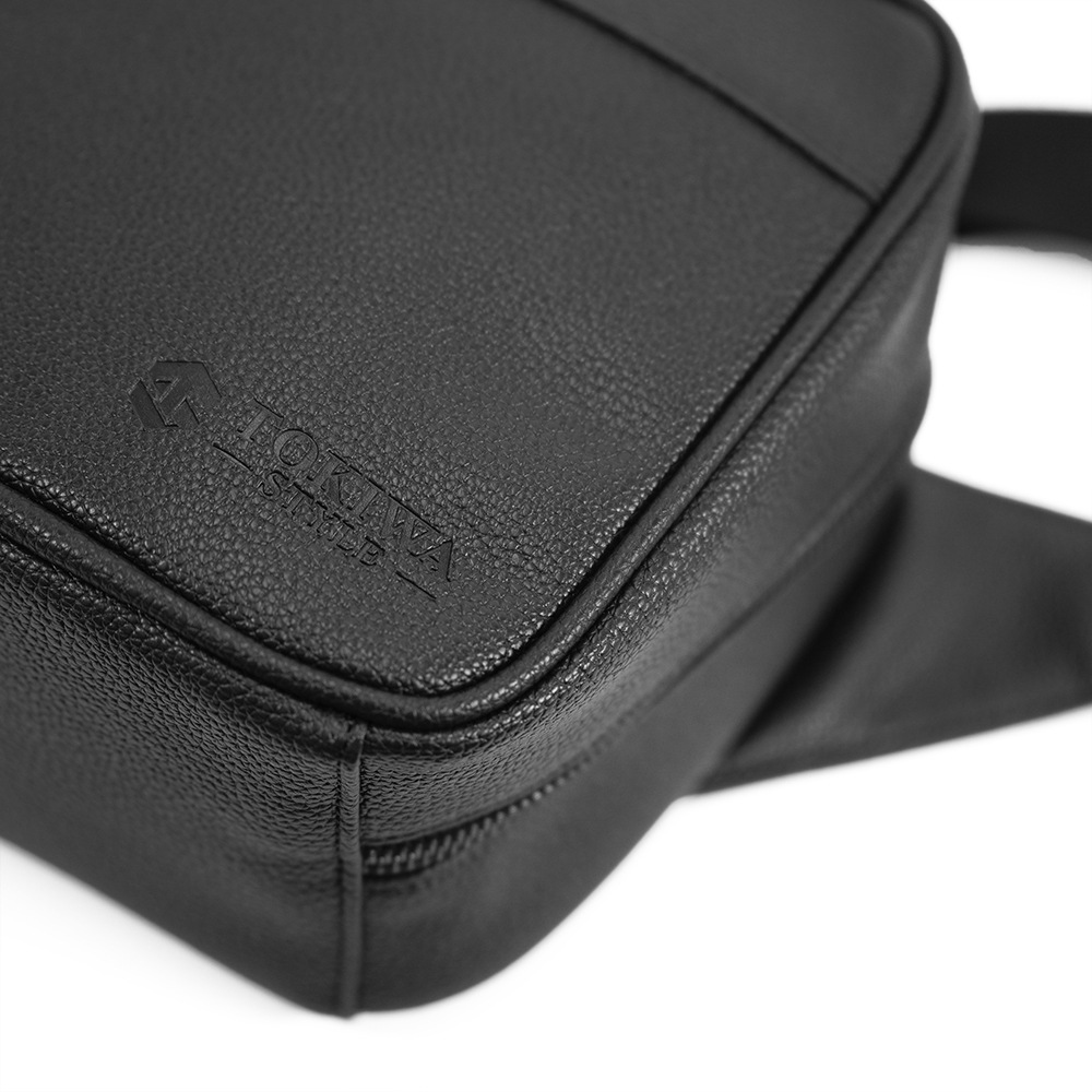 BB2 PVCレザー ボディバッグ