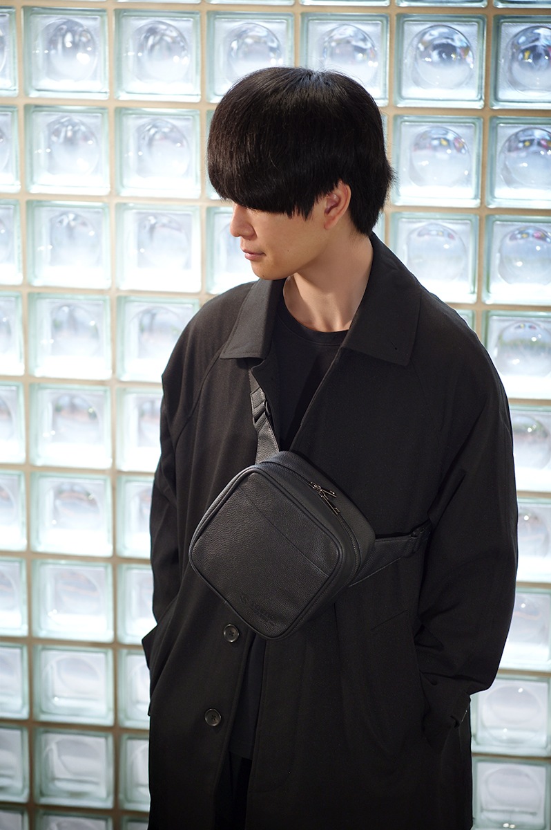 BB2 PVCレザー ボディバッグ