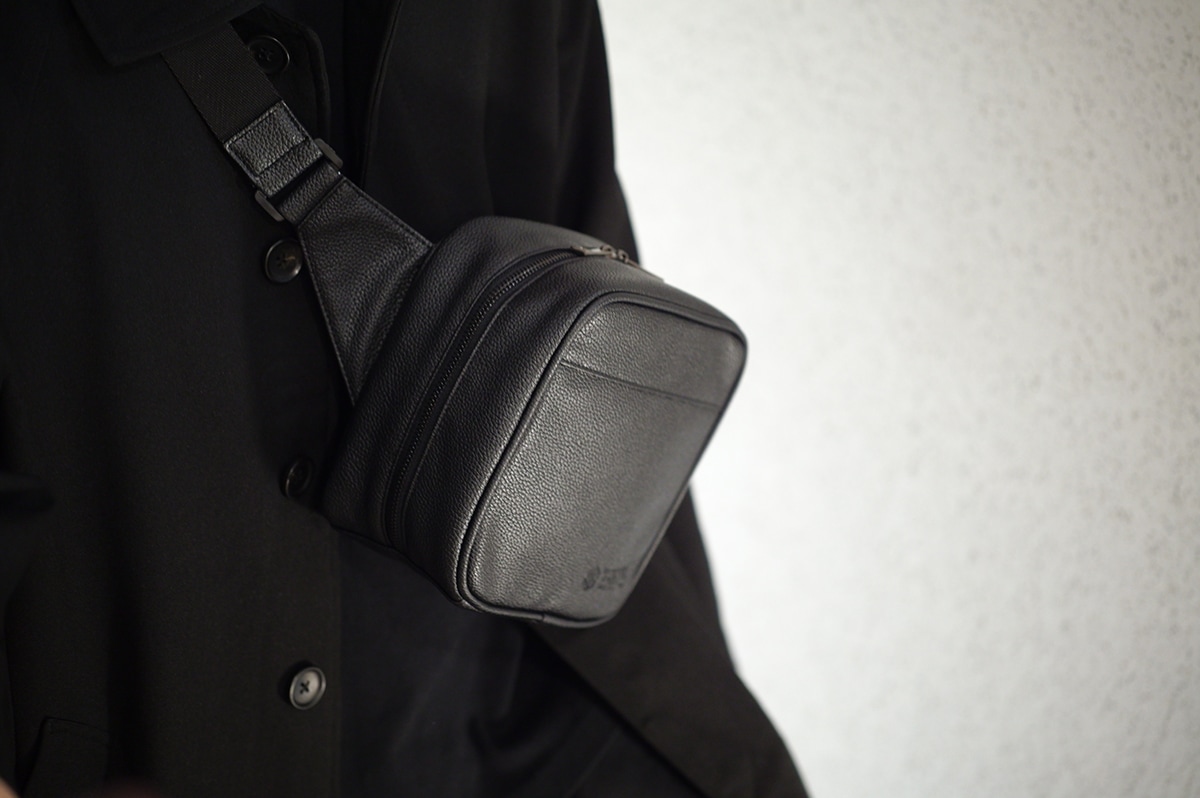 BB2 PVCレザー ボディバッグ