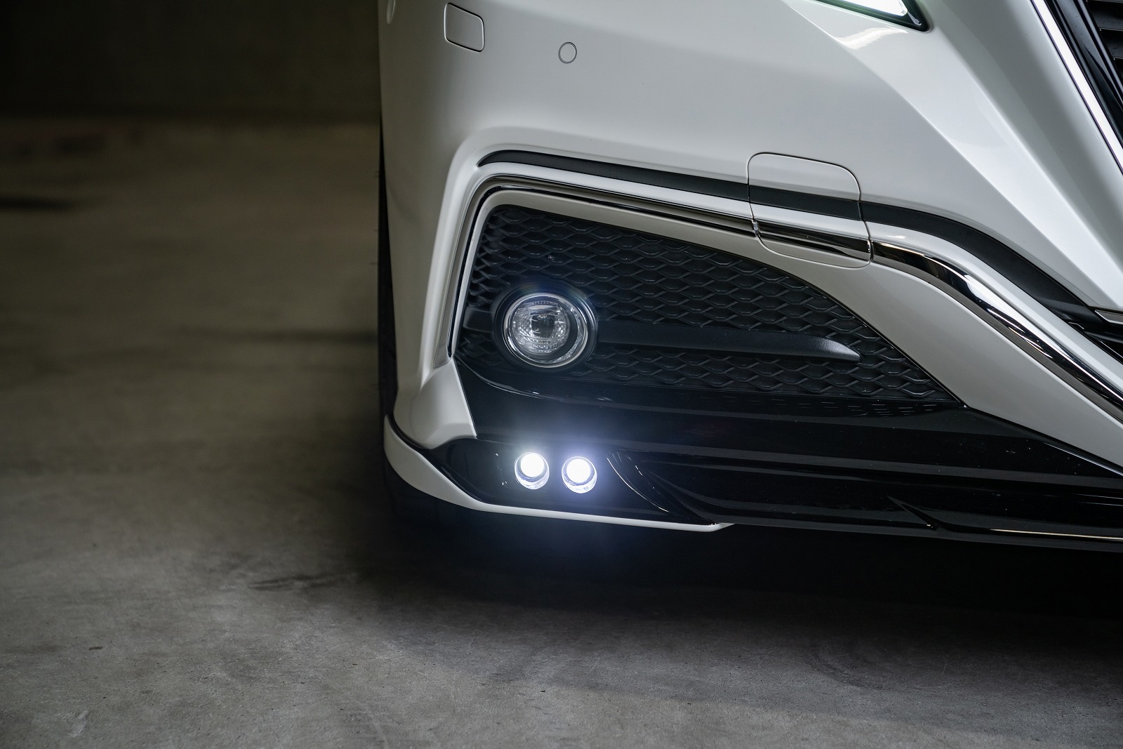 フロントスポイラー*LEDランプ　220 CROWN RS-grade *FRP 