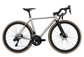 【オンラインショップ期間限定/夏季特別完成車販売】 AVEDIO PEGASUS ADR フル内装 エアロチタンフレーム SHIMANO 105 12速 WH-RS710-C46フロントリア パナレー
