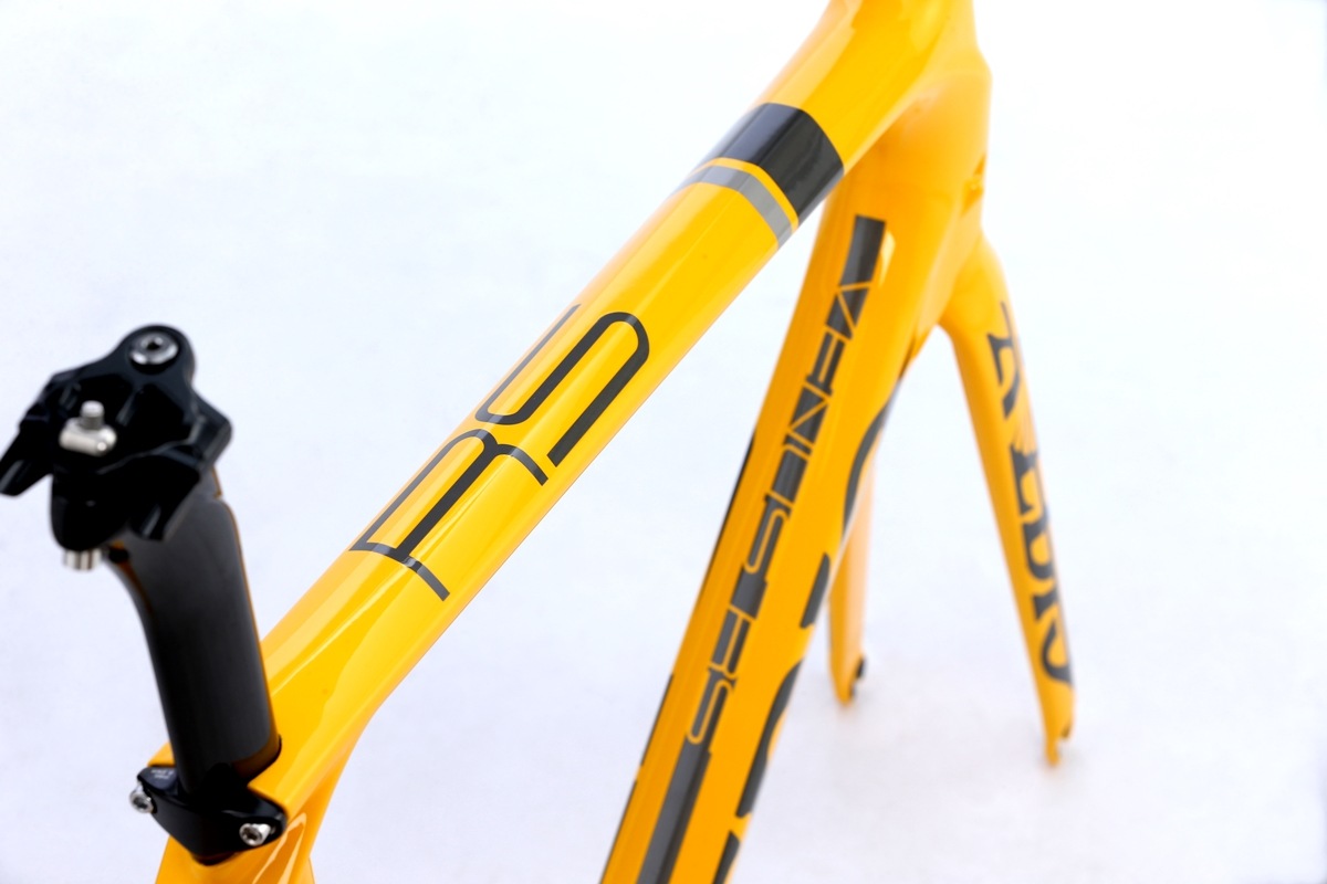 AVEDIO VENUS RS �ե륫���ܥ� �ե졼�ॻ�å� ���֥졼������