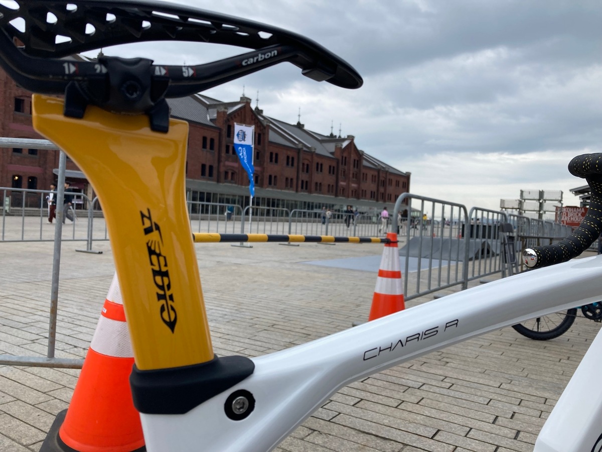 AVEDIO��CHARIS R DISC Aya's model��400����WHITE/UKON���ե륫���ܥ�ե졼�ॻ�å� Di2�侩�ե졼��