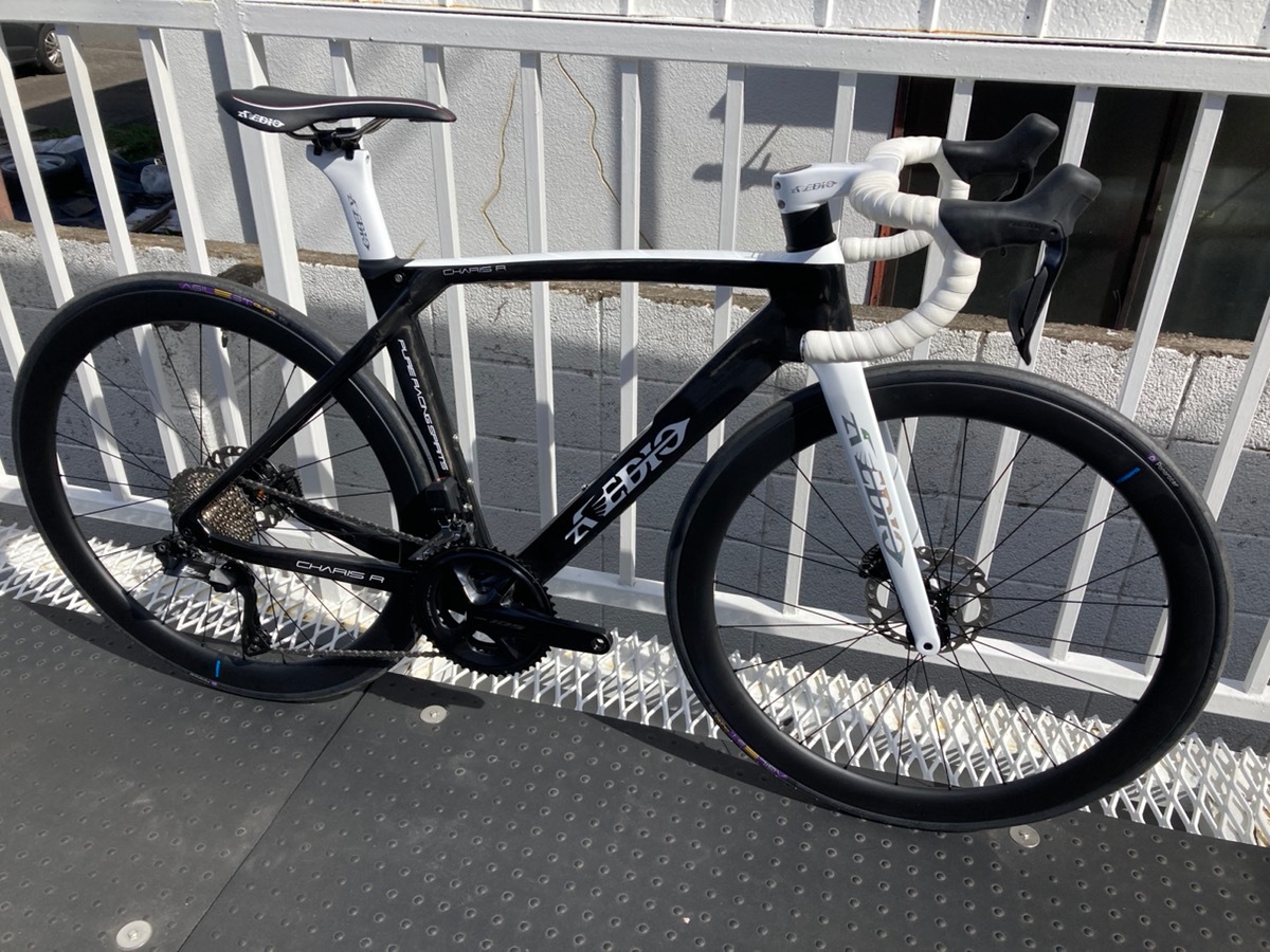 �ڥ���饤�󥷥�å״��ָ���/�Ƶ����̴����������AVEDIO��CHARIS R DISC SHIMANO BLACK/WHITE 105di2 12® ���֡ʴ����֡����� �ե륫���ܥ�