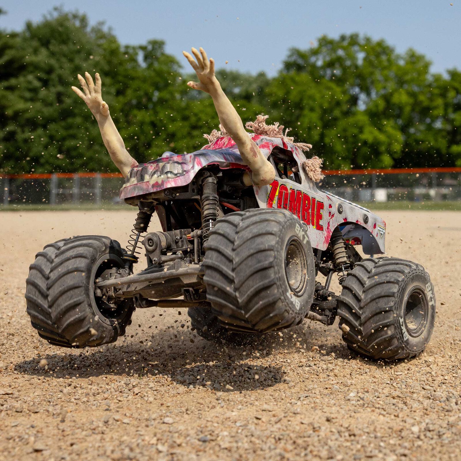 �ں߸�¨Ǽ�ۡ�Horizon Hobby �ۥ饤���󡦥ۥӡ� LOSI  1/18 Mini LMT Zombie 2S 4X4 RTR Brushed Monster Truck (Battery & Charger Included), Red��1/18 �ߥ� LMT ����� 2S 4X4 RTR �����֡�LOS01026T4��