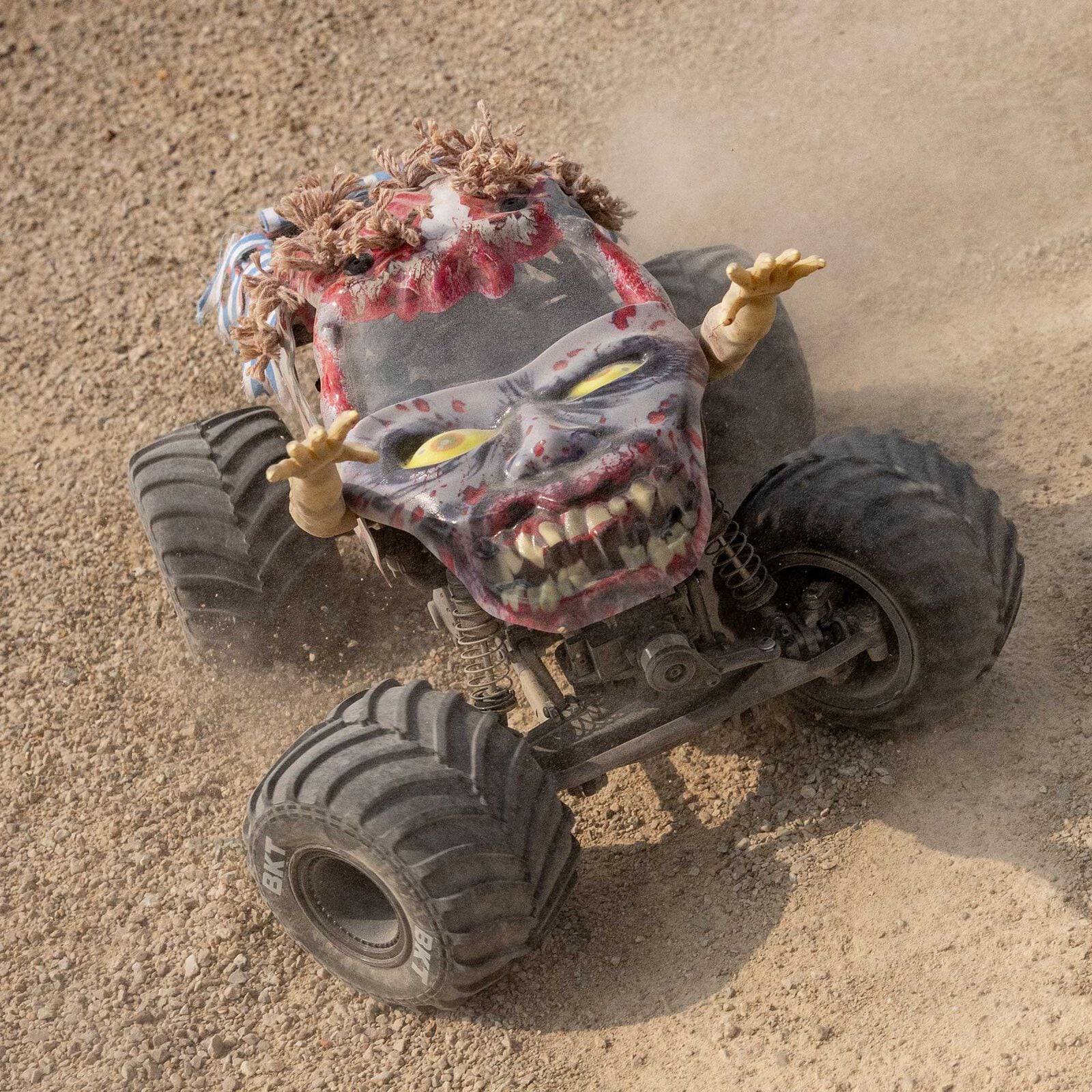 �ں߸�¨Ǽ�ۡ�Horizon Hobby �ۥ饤���󡦥ۥӡ� LOSI  1/18 Mini LMT Zombie 2S 4X4 RTR Brushed Monster Truck (Battery & Charger Included), Red��1/18 �ߥ� LMT ����� 2S 4X4 RTR �����֡�LOS01026T4��