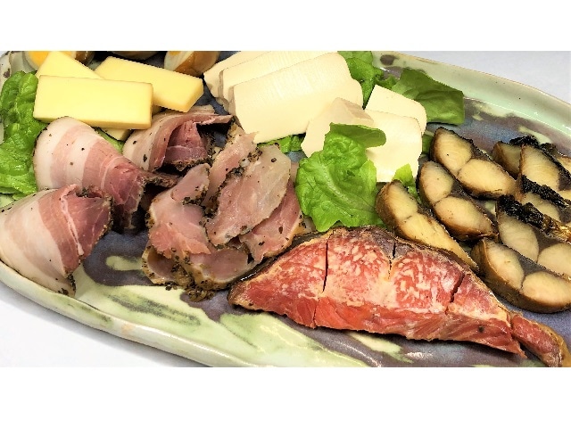 燻製6種詰合せ　(煙結びのさば燻製・紅鮭の燻製・やわらかベーコン豚バラ肉燻製・畑のヘルシーチーズ豆腐の燻製・ナチュラルチーズ燻製・鶏もも肉の燻製(ハーブ味))