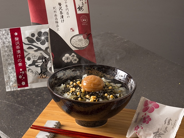 ありそうでなかった生の最高級紀州南高梅を添えた贅沢なお茶漬け10食入り