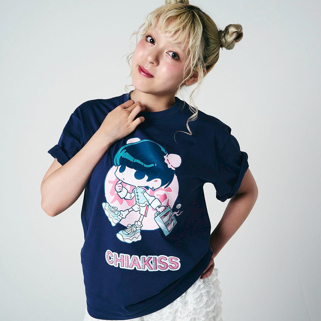 CHIAKISS×およ 好吃 TEE【NAVY】 Lサイズ CHIAKISS×およ 好吃 TEE【NAVY】｜ULATAKALAKA