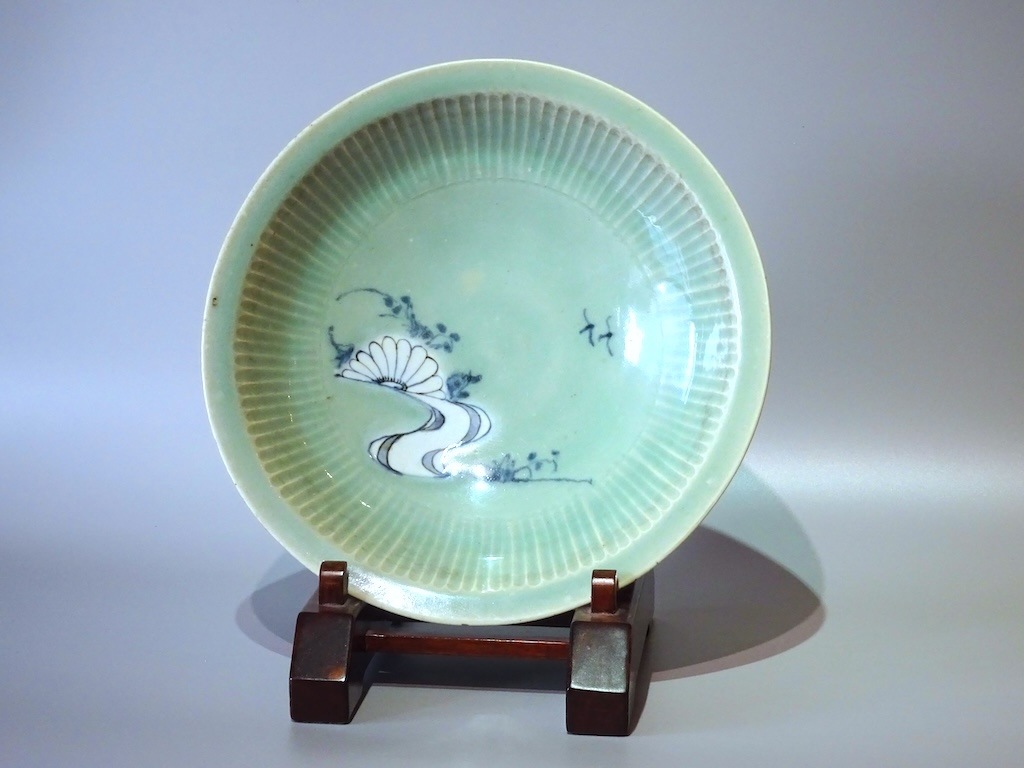 初期伊万里青磁菊流水文皿 | 東洋陶磁 | 冨江洗心堂オンラインショップ