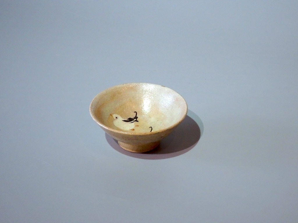 クリーム色の小さな盃 直径約7cm　志野の盃陶片 柳瀬美術店 / 荒川豊蔵「志乃盃-1」共箱[ARAKAWA Toyozo]Sake cup