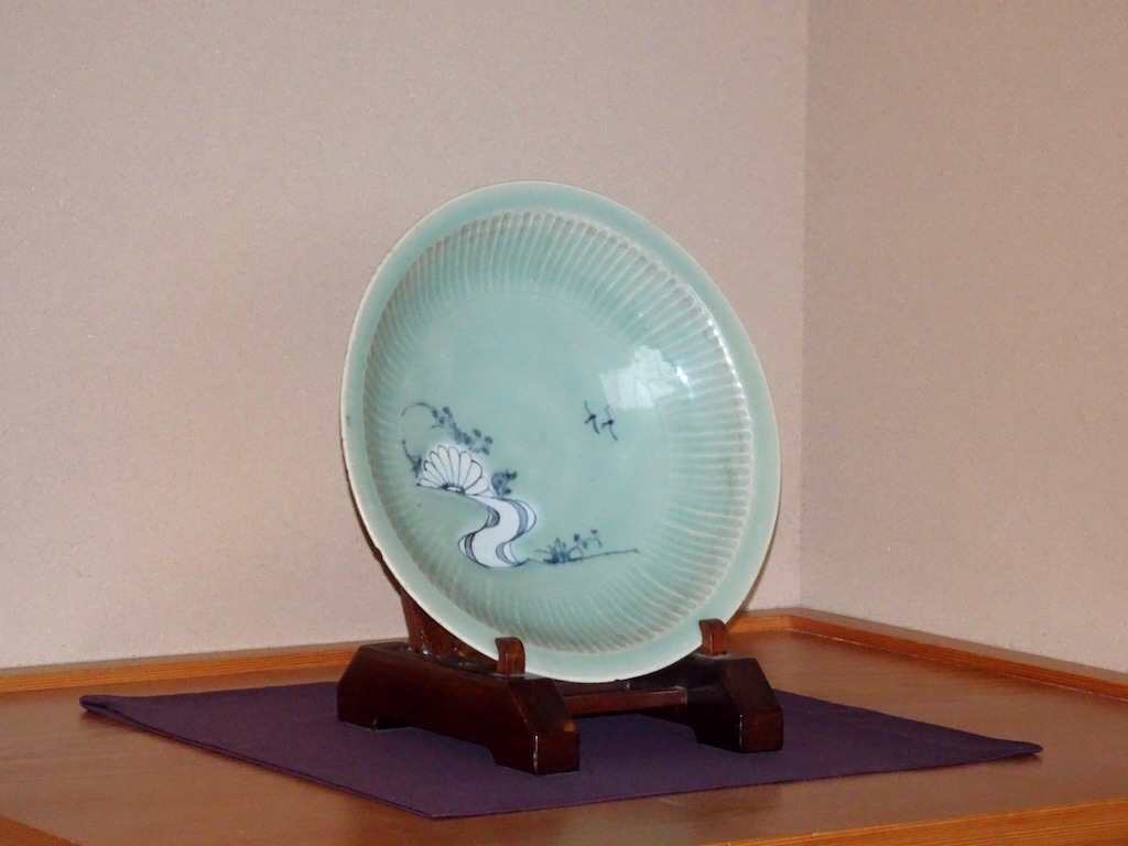 初期伊万里青磁菊流水文皿 | 東洋陶磁 | 冨江洗心堂オンラインショップ