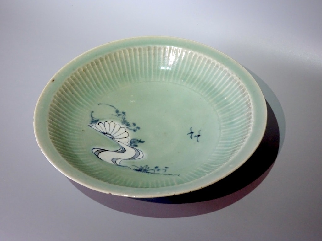 初期伊万里青磁菊流水文皿 | 東洋陶磁 | 冨江洗心堂オンラインショップ