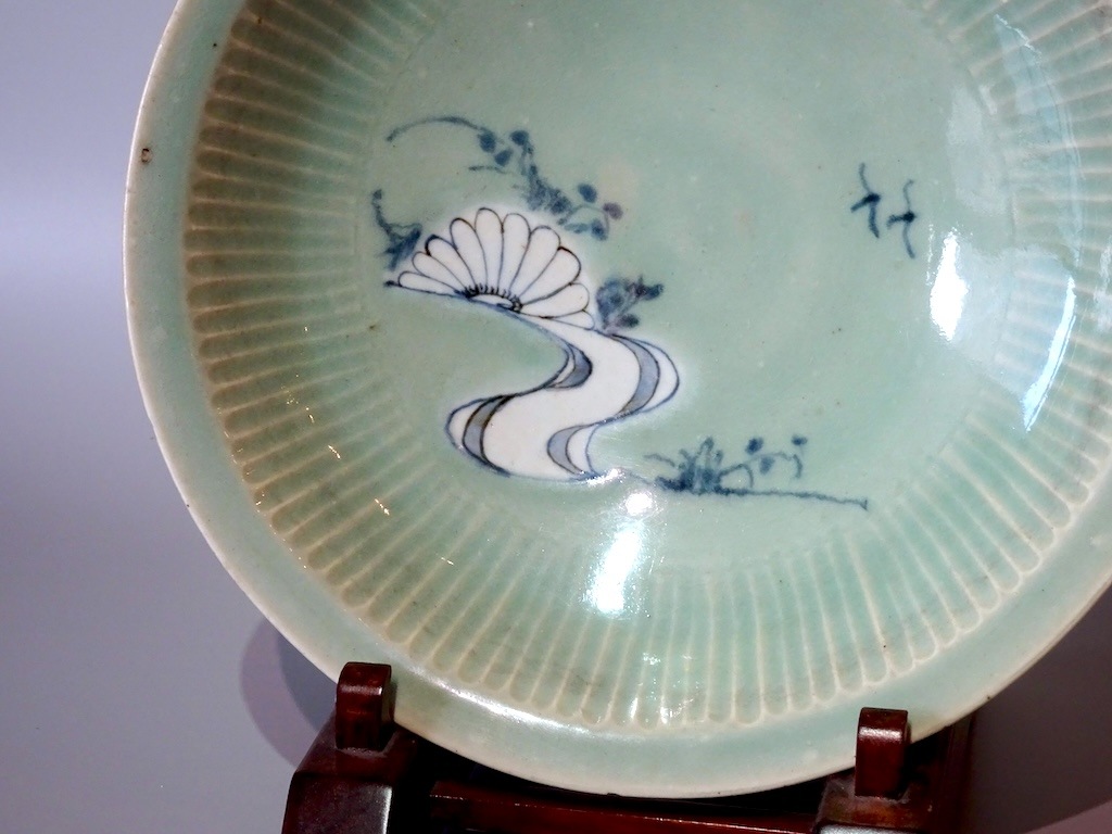 初期伊万里青磁菊流水文皿 | 東洋陶磁 | 冨江洗心堂オンラインショップ