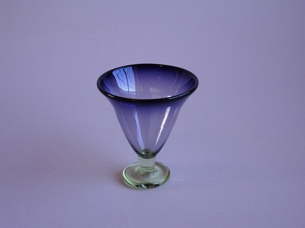 江戸硝子　吹きガラス　酒盃　紫　鉛ガラス　無傷 江戸ガラス紫色脚付盃 | 酒器 | 冨江洗心堂オンラインショップ