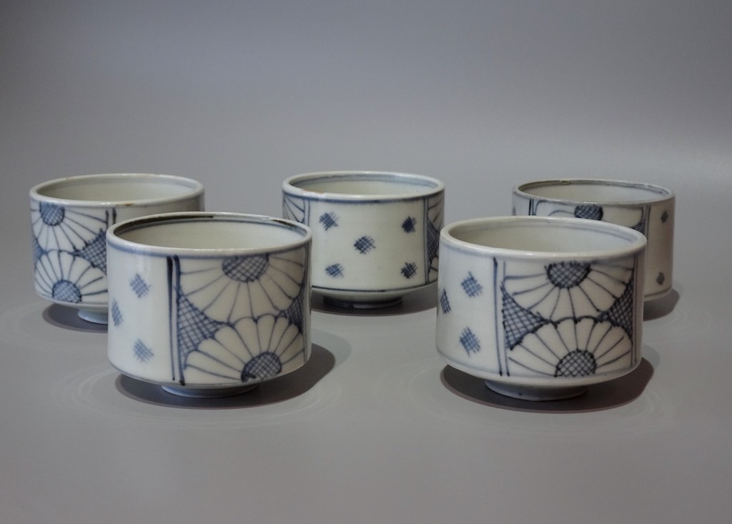 伊万里風菊模様蓋付碗(五客) 伊万里風菊模様蓋付碗(五客)