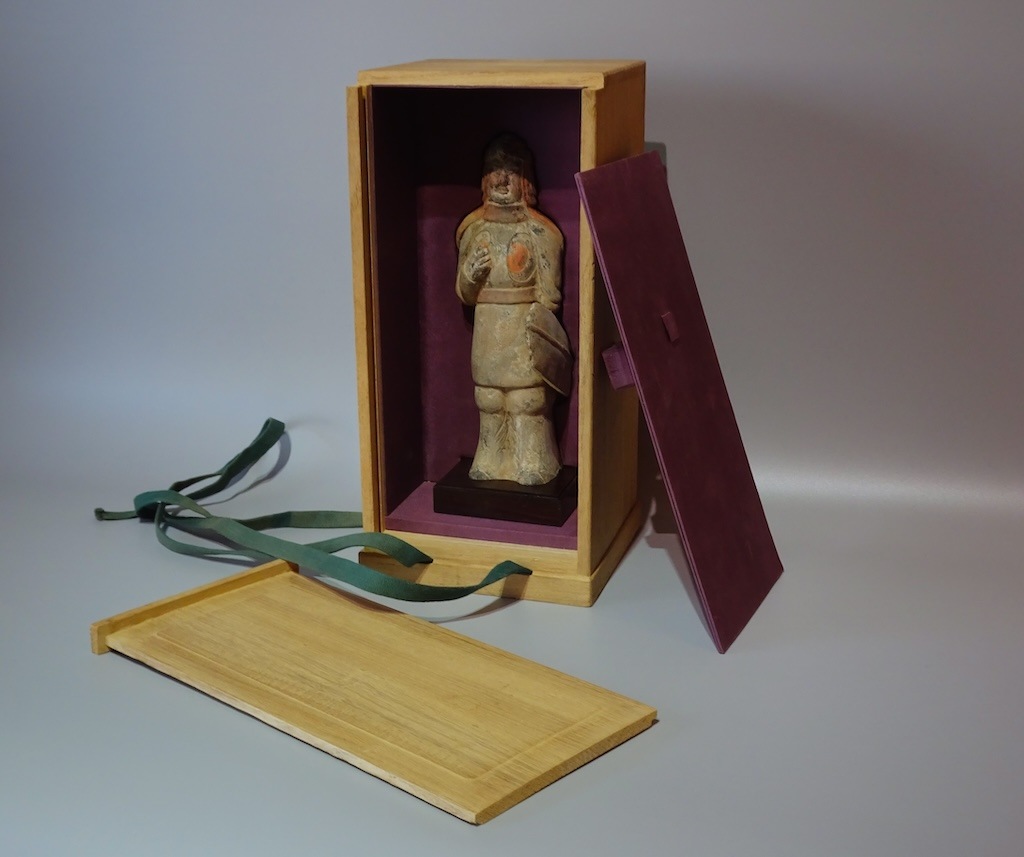 灰陶加彩武人俑 | 東洋陶磁 | 冨江洗心堂オンラインショップ