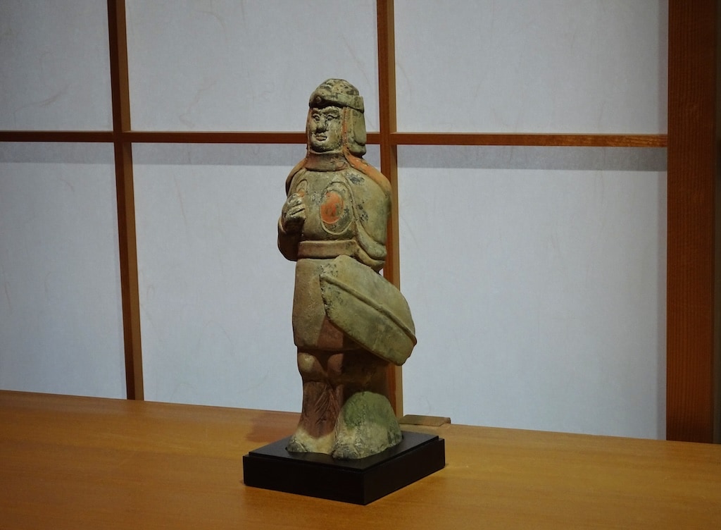 【 三彩人物俑 】 １７～１８世紀　大型陶俑　美品　５６ｃｍ　誂え箱付き 三彩人物俑 】 17～18世紀 大型陶俑 美品 56cm 誂え箱付き